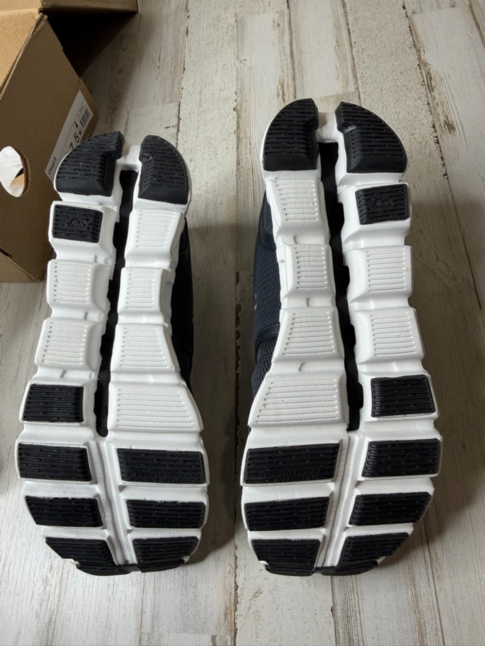 On Running Women's Athletic Shoes - Picture 3 of 9